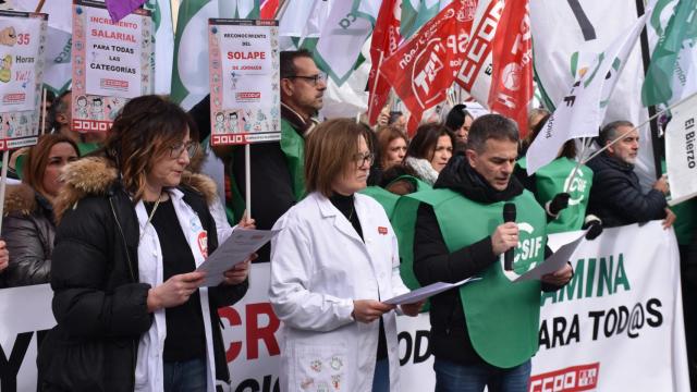 Concentración de CSIF, UGT y CCOO frente a la Consejería de Sanidad