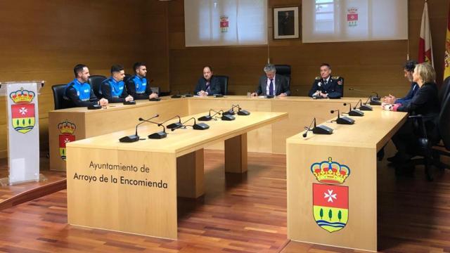 Toma de posesión de los últimos tres miembros de la Policía Municipal en Arroyo