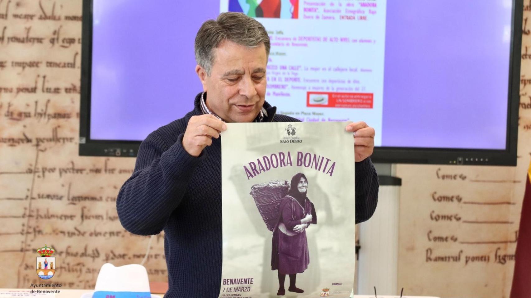 Antonio Vega, concejal de Igualdad del Ayuntamiento de Benavente, durante la presentación de la programación prevista en el municipio con motivo del Día Internacional de la Mujer