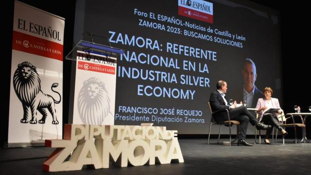 El presidente de la Diputación de Zamora, Francisco Requejo, y la directora de EL ESPAÑOL - Noticias de Castilla y León, Silvia García, en el foro 'Zamora 2023: buscamos soluciones'.
