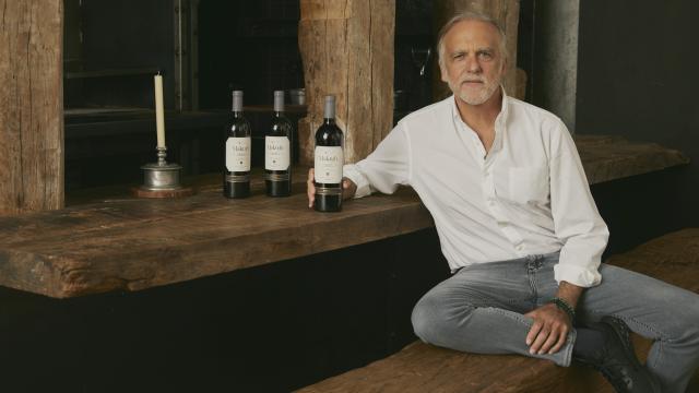 Paco Arango con su vino benéfico