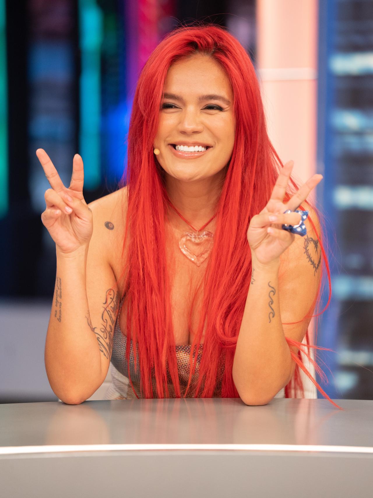 Karol G, en El Hormiguero, con el anillo de mariposa de Bimba y Lola.