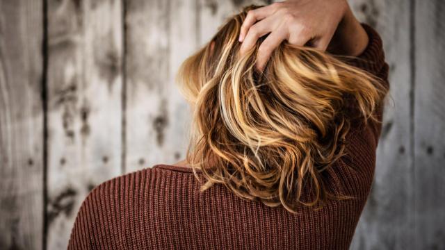 Mujer cuidándose el cabello.