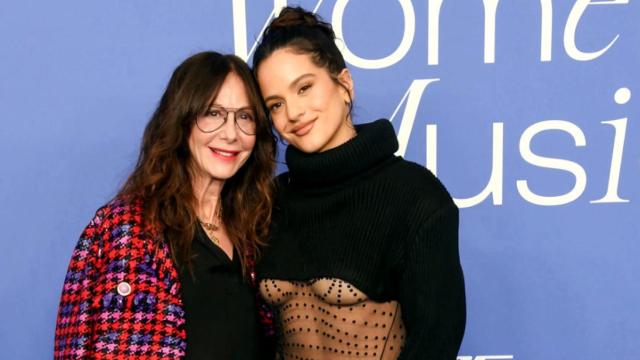 La presidenta de Universal Music y Rosalía en los premios Women In Music.