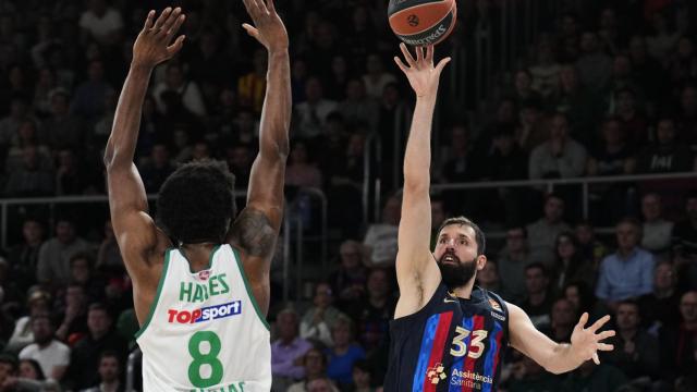 Mirotic anota una canasta frente al Zalgiris.