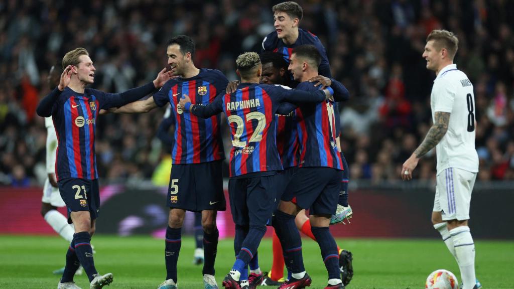 Los jugadores del Barcelona celebran el gol.