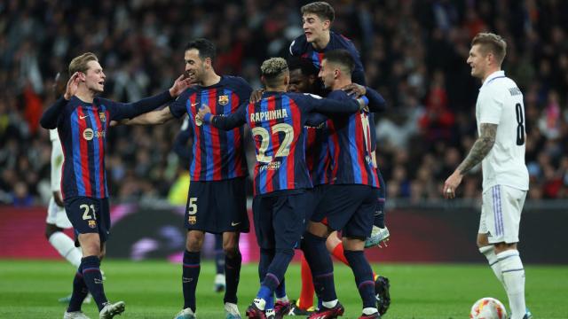 Los jugadores del Barcelona celebran el gol.