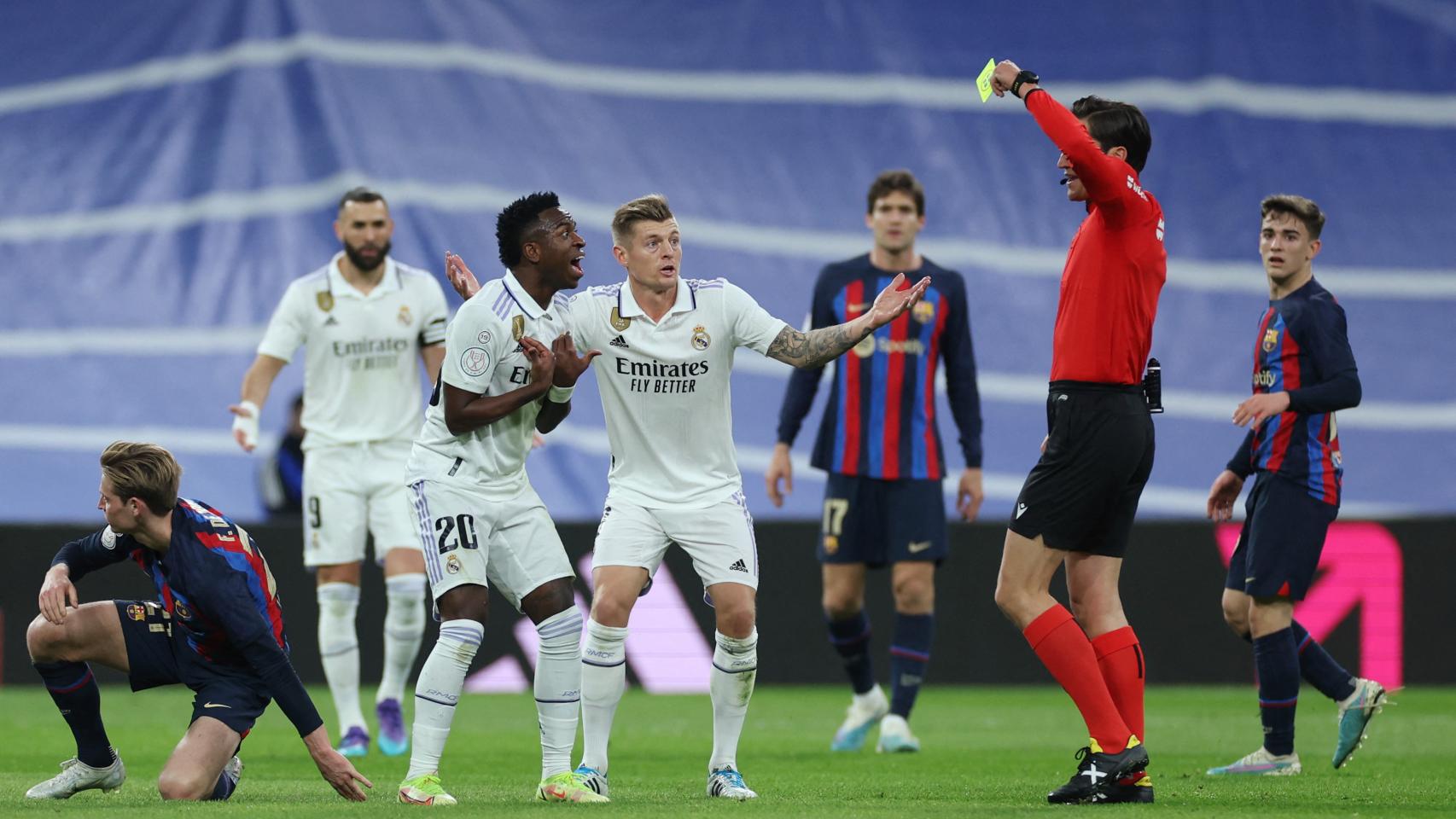 Los jugadores del Real Madrid, incrédulos por la tarjeta amarilla a Vinicius.