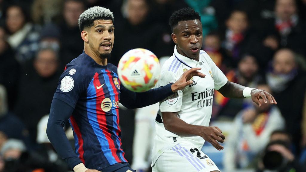 Araujo y Vinicius, en El Clásico