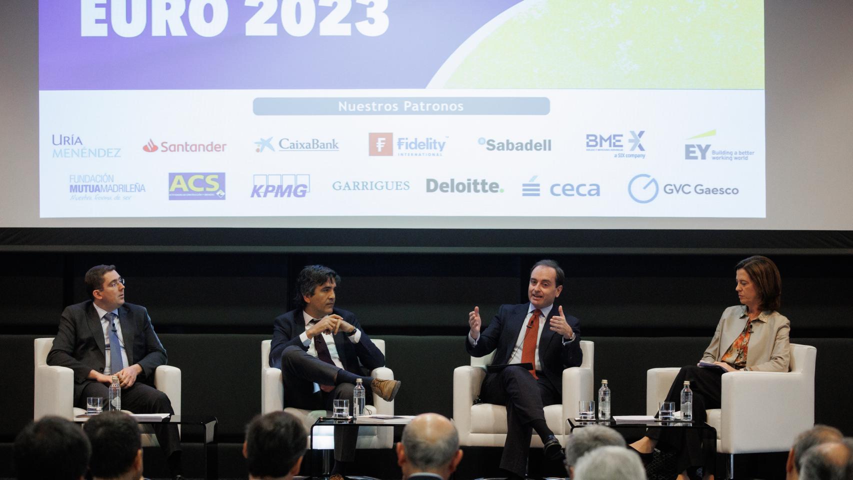(I-D) El director General de Economía y Estadística del Banco de España, Ángel Gavilán; el secretario de Estado de Economía y Apoyo a la Empresa de España, Gonzalo García Andrés; el director en funciones de la Representación de la Comisión Europea en España, Lucas González y la presidenta y consejera delegada de la Asociación Española de Banca (AEB) y presidenta de la Fundación AEB, Alejandra Kindenlán, intervienen en la presentación del Anuario del Euro 2023, en el Auditorio Uría Menéndez, a 2 de marzo de 2023, en Madrid (España)