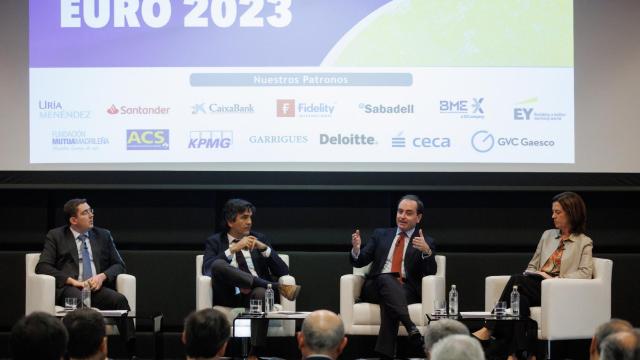 (I-D) El director General de Economía y Estadística del Banco de España, Ángel Gavilán; el secretario de Estado de Economía y Apoyo a la Empresa de España, Gonzalo García Andrés; el director en funciones de la Representación de la Comisión Europea en España, Lucas González y la presidenta y consejera delegada de la Asociación Española de Banca (AEB) y presidenta de la Fundación AEB, Alejandra Kindenlán, intervienen en la presentación del Anuario del Euro 2023, en el Auditorio Uría Menéndez, a 2 de marzo de 2023, en Madrid (España)