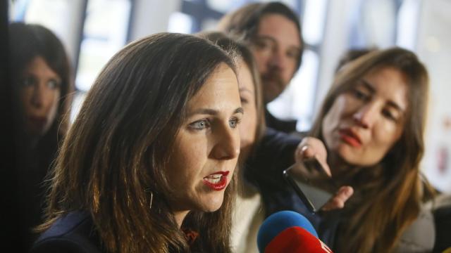 La ministra de Derechos Sociales y Agenda 2030, Ione Belarra, atiende a los medios de comunicación durante el encuentro 'Nuevos derechos. Presente y futuro de los servicios sociales' en la Facultad de Ciencias del Trabajo, a 2 de marzo de 2023 en Córdoba, (Andalucía, España).