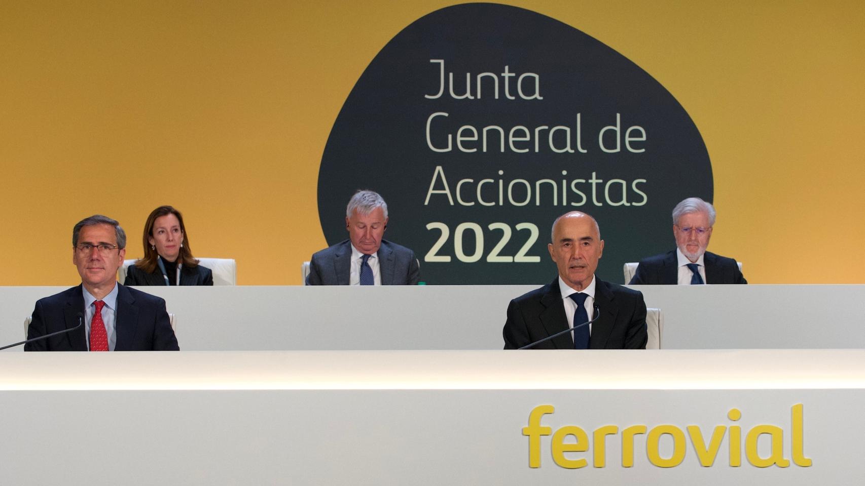 Rafael del Pino, presidente de Ferrovial, y el consejero delegado del grupo, Ignacio Madridejos, en la Junta de 2022.