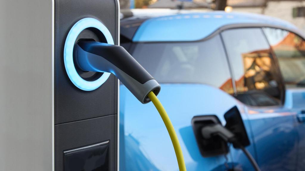 Coche eléctrico en carga.