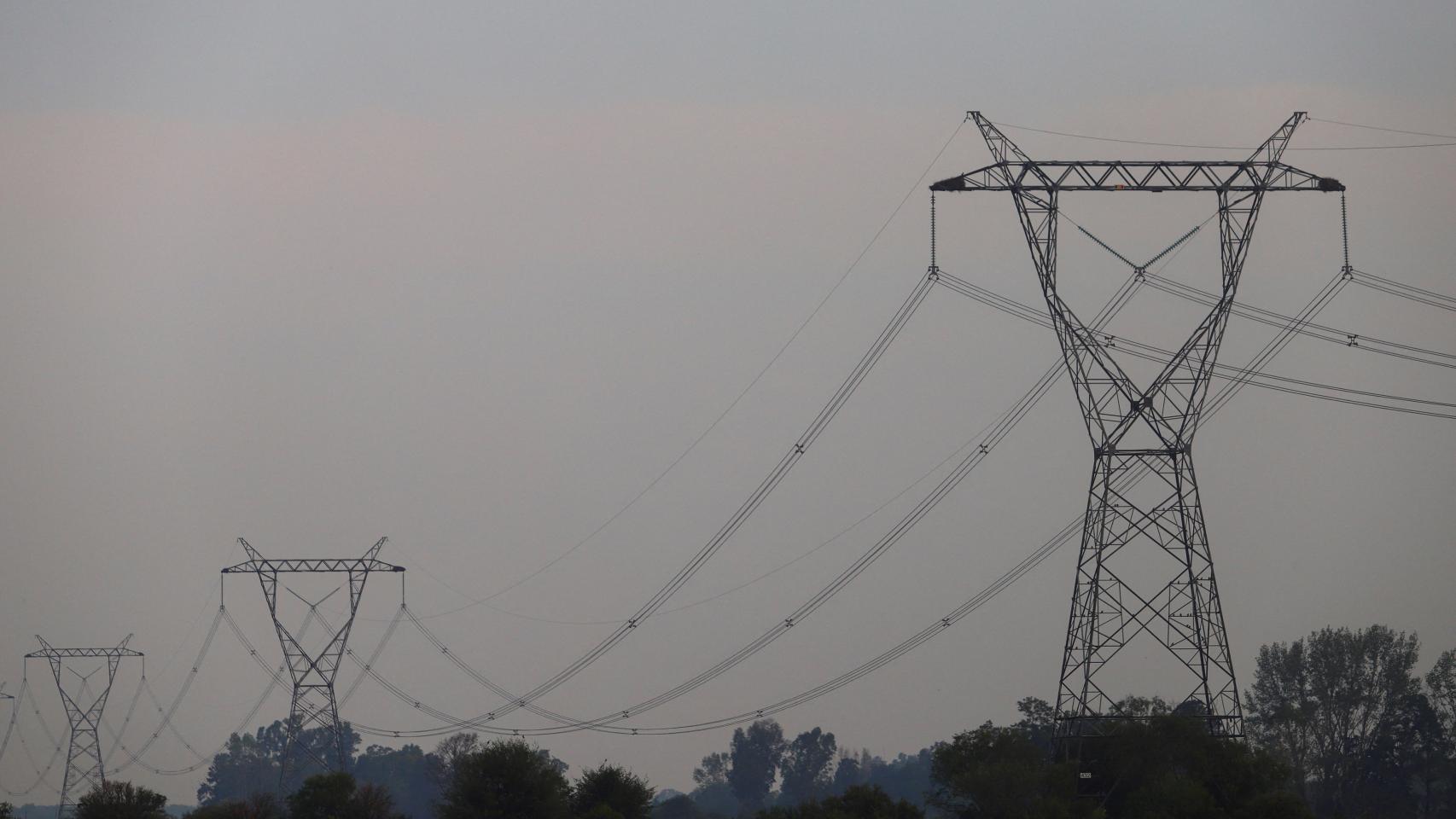 Redes eléctricas cerca de la central nuclear Atucha en Buenos Aires.