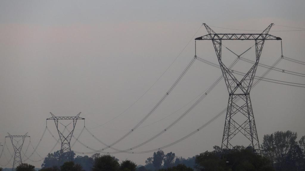 Redes eléctricas cerca de la central nuclear Atucha en Buenos Aires.