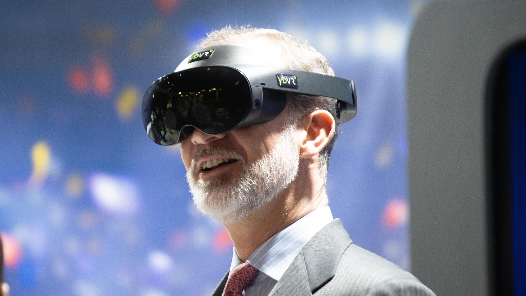 El rey Felipe VI con unas gafas de realidad virtual en el MWC 2023.