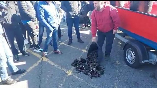 Imagen de la protesta contra las restricciones de recolección de mejilla en San Caetano