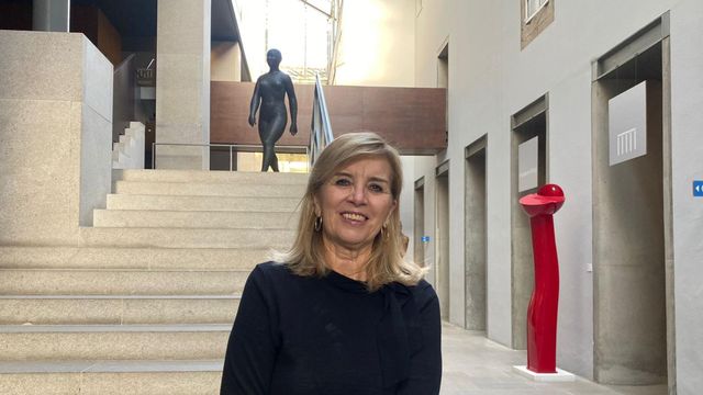 Ángeles Penas, en la entrada del Museo de Belas Artes