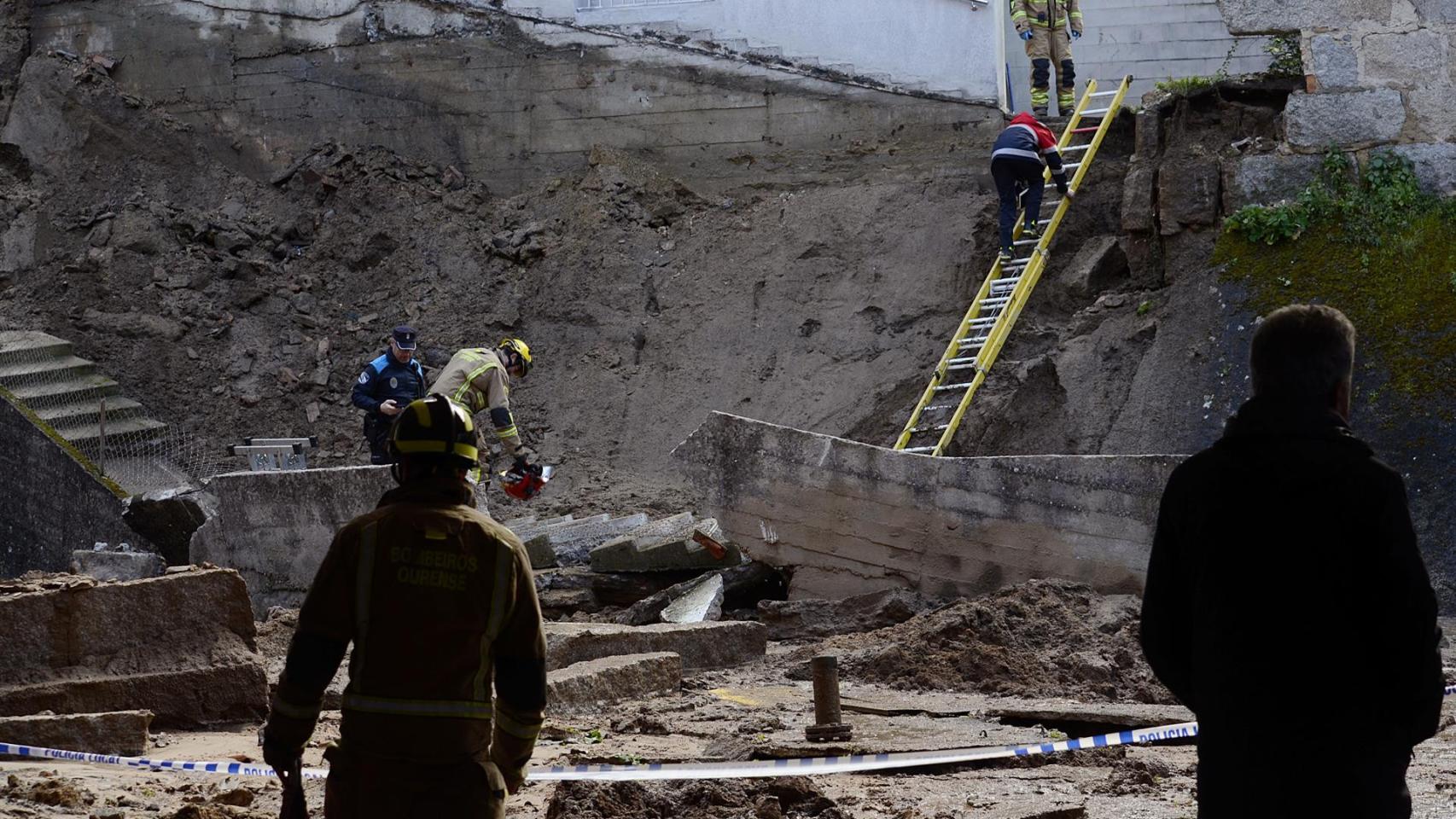 El cuerpo de Bombero trabaja tras el derrumbe de un muro en el colegio Cardenal Cisneros, a 1 de marzo de 2023, en Ourense.