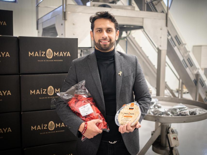 Edgar Reyes junto a los productos de su fábrica.