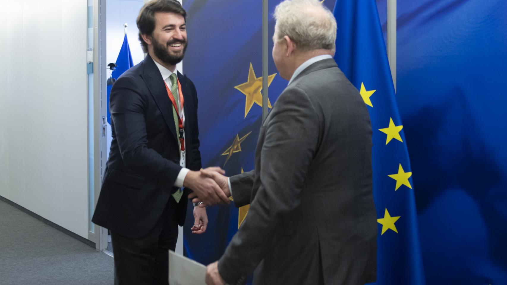 García - Gallardo, vicepresidente de la Junta de Castilla y León, con el comisario europeo de Agricultura, Janusz Wojciechowski