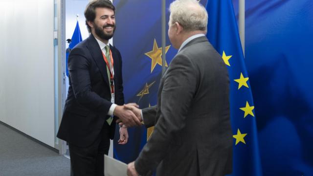García - Gallardo, vicepresidente de la Junta de Castilla y León, con el comisario europeo de Agricultura, Janusz Wojciechowski