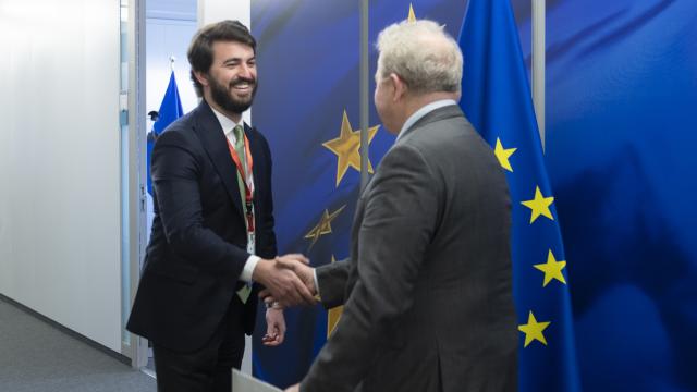 García - Gallardo, vicepresidente de la Junta de Castilla y León, con el comisario europeo de Agricultura, Janusz Wojciechowski
