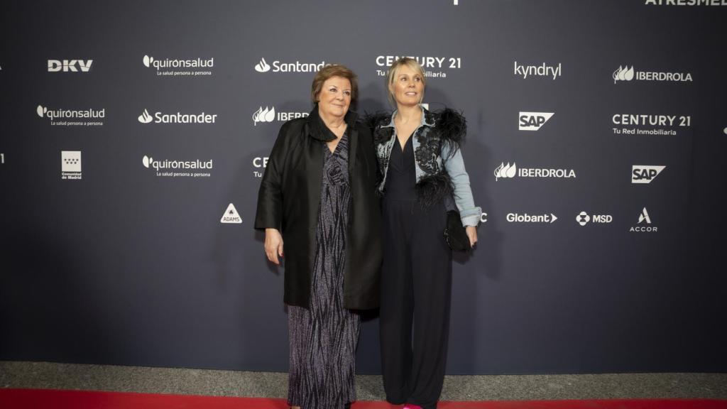 Ana Gamallo, autora de este reportaje, y Enriqueta Chicano, en el 'photocall' de la gala de Las TOP 100'.