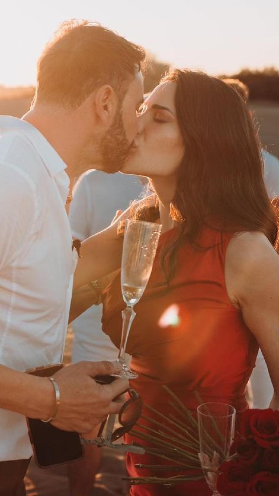 Carla Barber besando al que ha sido su gran amor, Joseph.