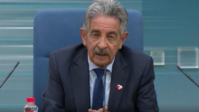 Revilla anunciando este viernes el cese del consejero de Obras Públicas y Ordenación del Territorio, José Luis Gochicoa.