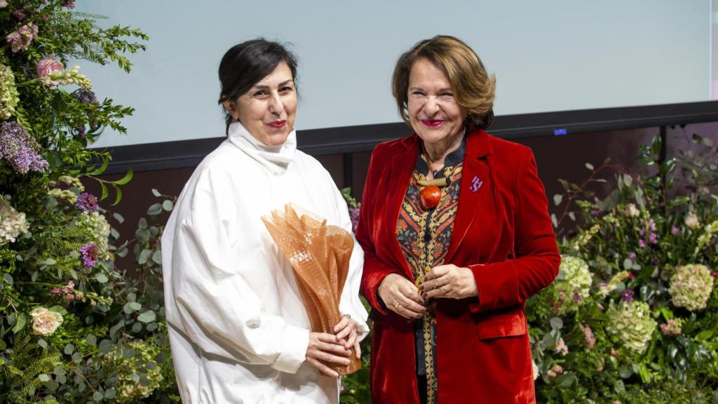 Entrega del premio en la categoría de Cultura y Comunicación a Francesca Thyssen.