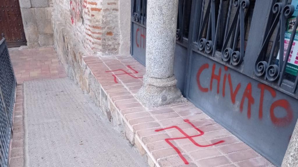 Pintadas en el Ayuntamiento de San Martín de Pusa (Toledo).