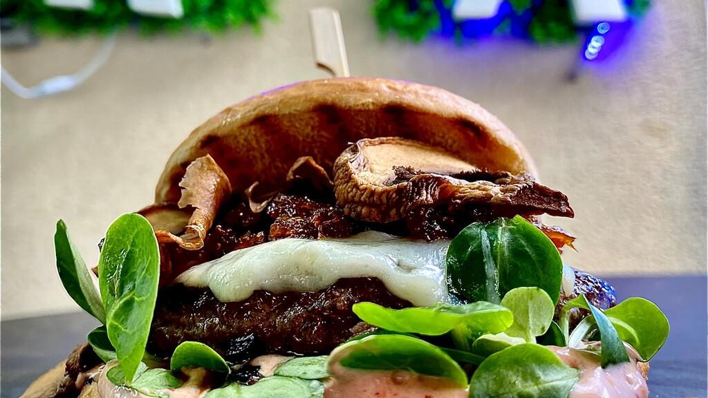 Plano detalle de la hamburguesa 'Montería'.