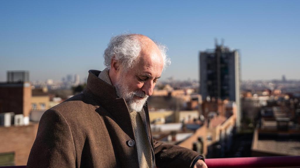 El candidato de Recupera Madrid sobre la azotea del IED Madrid Point 2 en la Avenida de Pedro Díez.