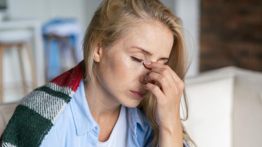 Una mujer sufre dolor y cansancio.