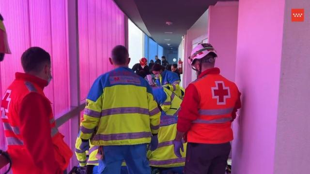 Los sanitarios atendiendo a los accidentados.