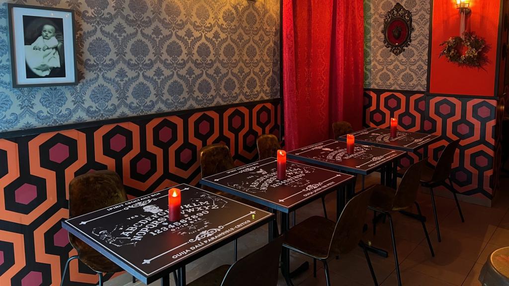 Todas las mesas del bar tienen tableros de güija.