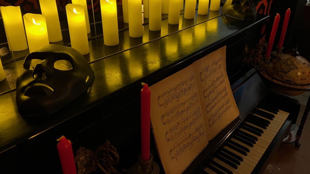 El piano del siglo XIX y el resto de decoración del bar enfocada al ocultismo.
