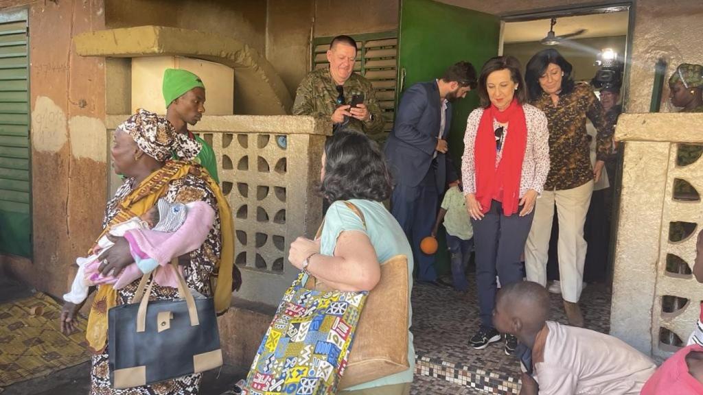 La directora del CNI, Esperanza Casteleiro, junto a la ministra Margarita Robles en Mali.