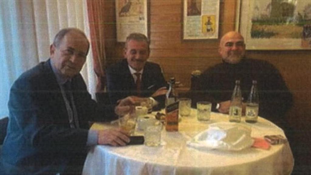 Espinosa Navas (izquierda), junto a su amigo, el empresario José Suárez Estévez y con el conseguidor de la trama, Antonio Navarro Tacoronte (derecha).