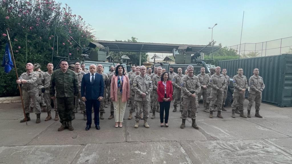 La ministra de Defensa junto con los militares españoles destinados en Mali.