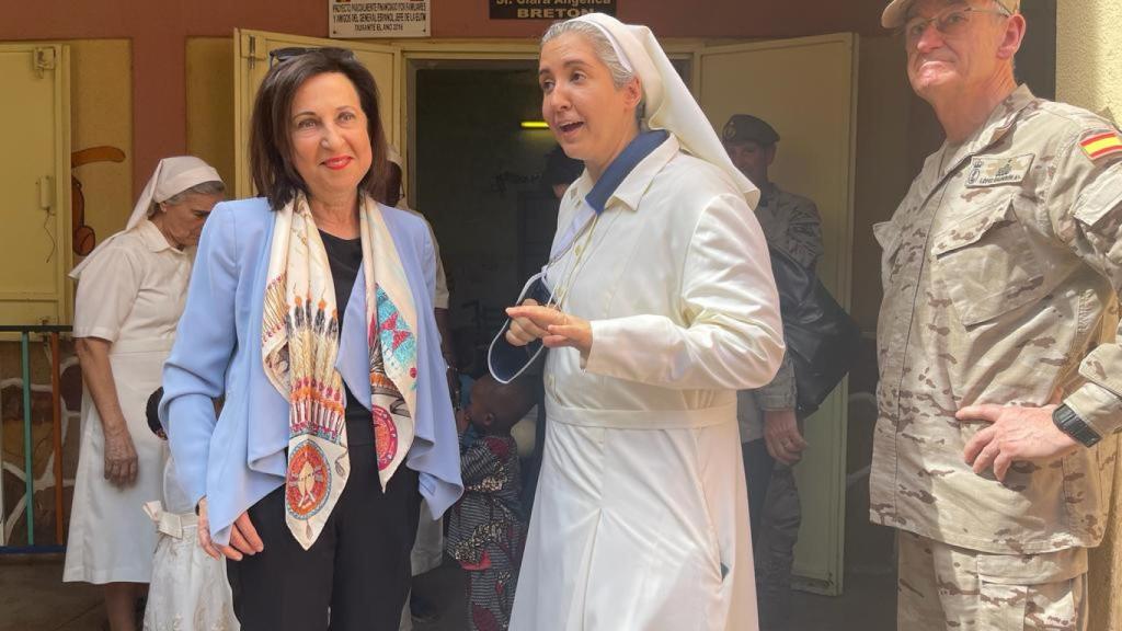 Margarita Robles durante su visita al orfanato de las Hermanas.