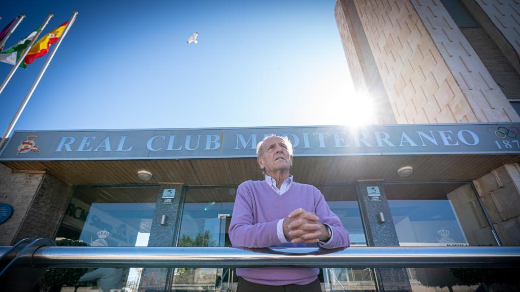 Eduardo Cestino en la puerta del Real Club Mediterráneo.