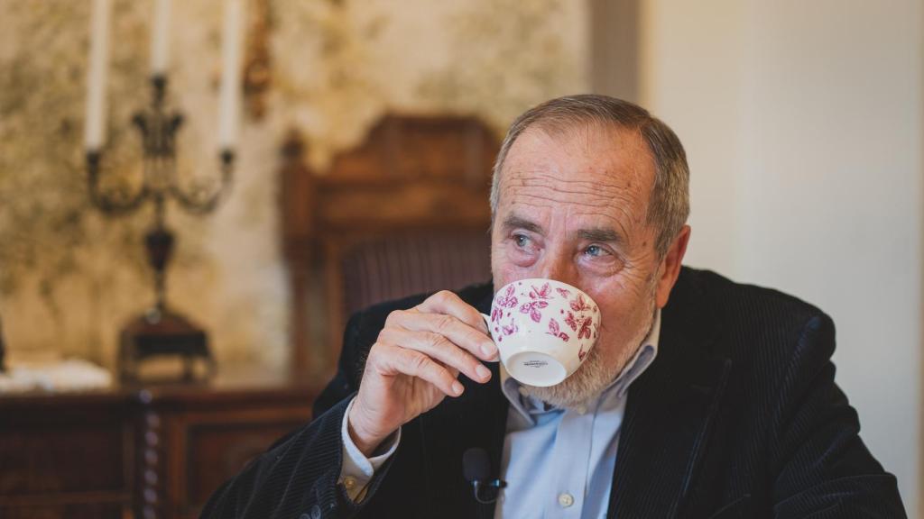 Por las tardes, Barranco toma café con leche descafeinado.