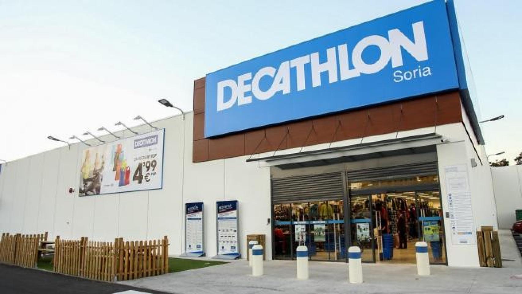 Fachada de una tienda Decathlon.