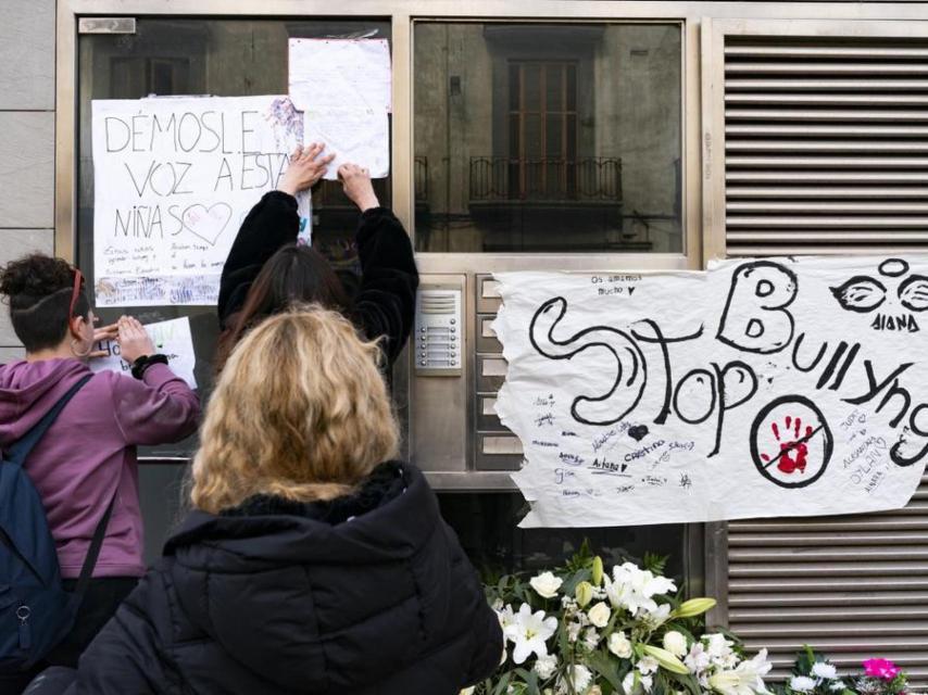 Velas, flores y pancartas en el portal de la víctima en Sallent, Barcelona.
