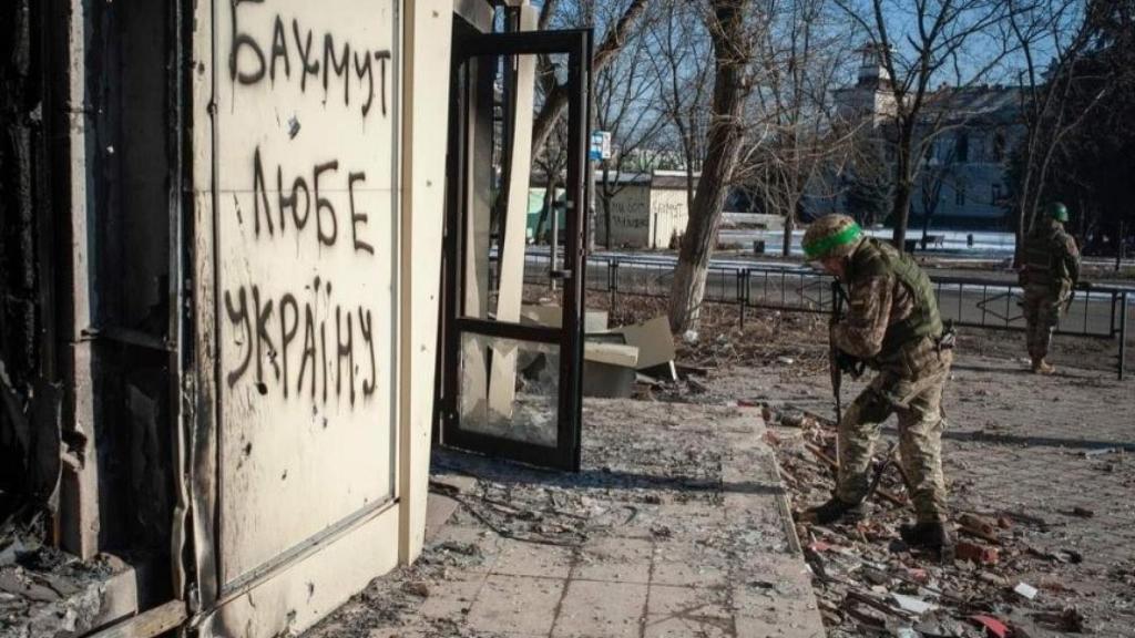 Un soldado en Bakhmut.
