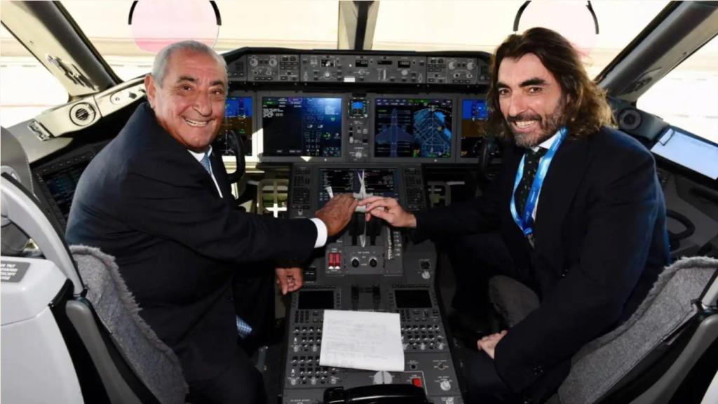 Juan José Hidalgo y su hijo Javier en la cabina de un avión.