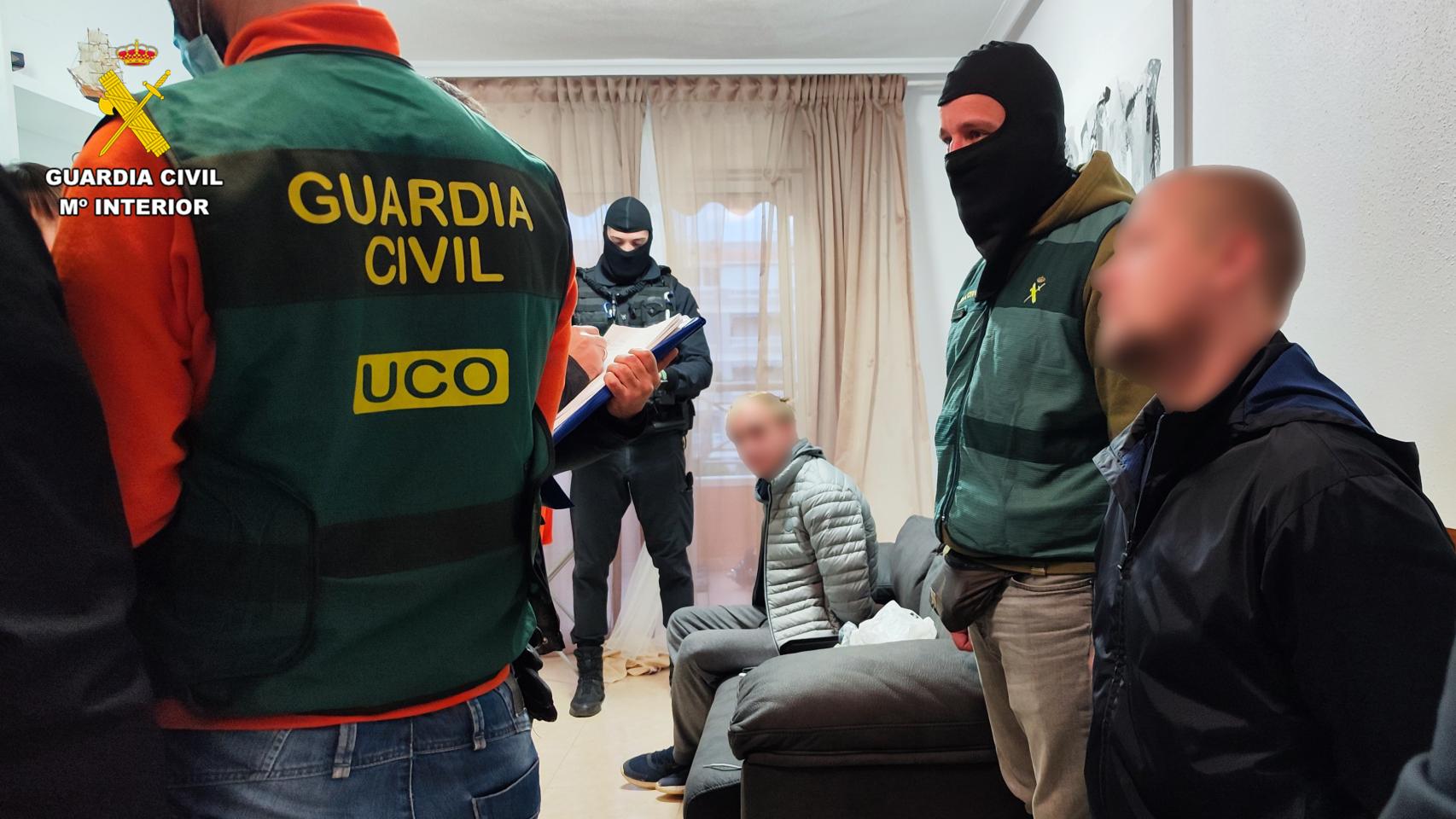 Agentes de la Guardia Civil con algunos de los detenidos.